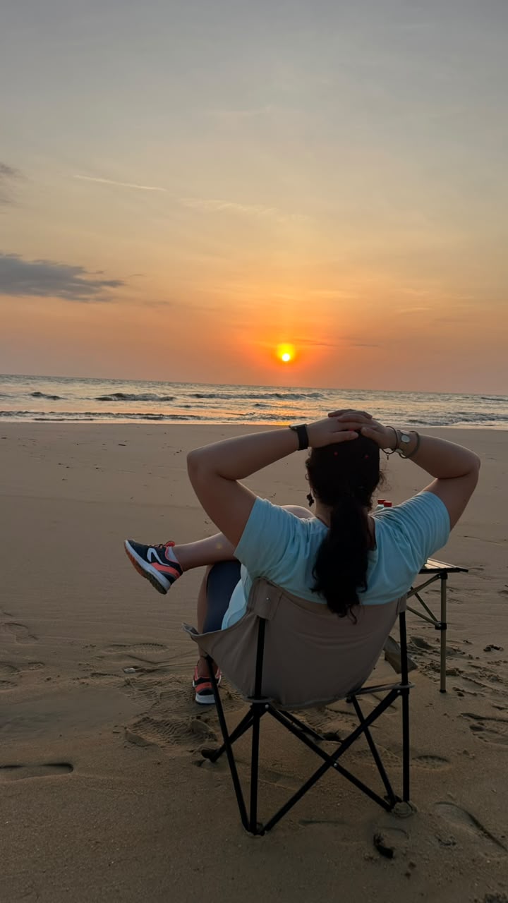 Visitante na praia de Cacongo ao pôr do sol
