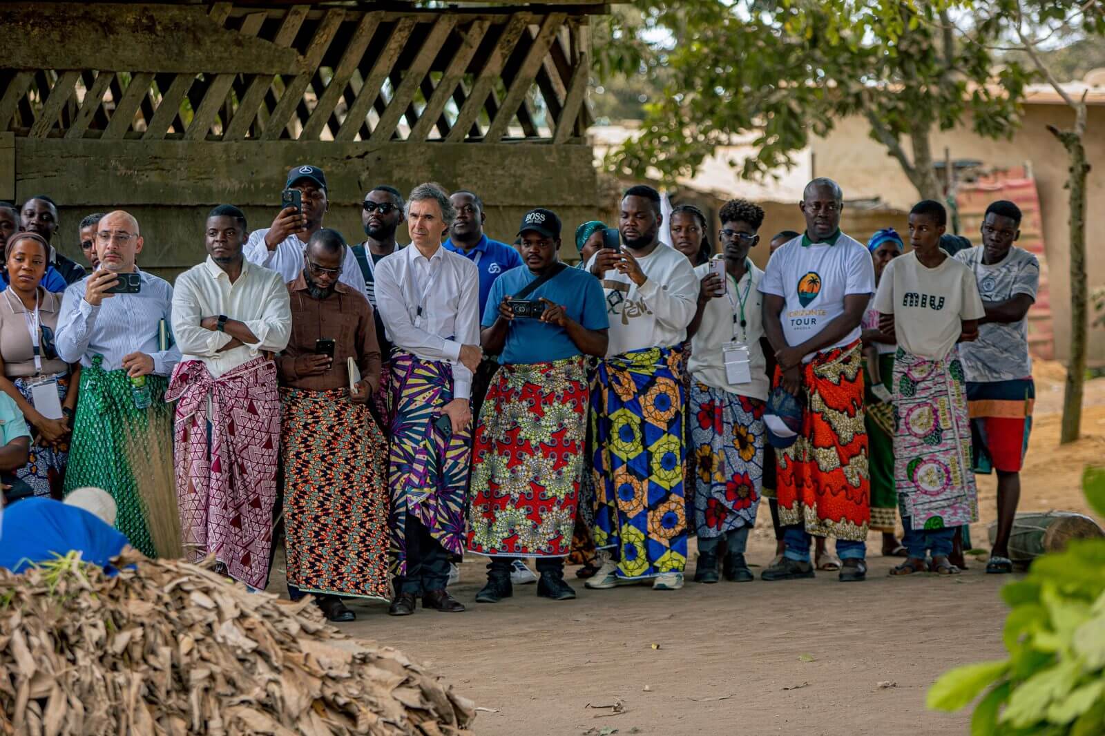 Convidados e guias especializadas juntos em traje tradicional de Cabinda