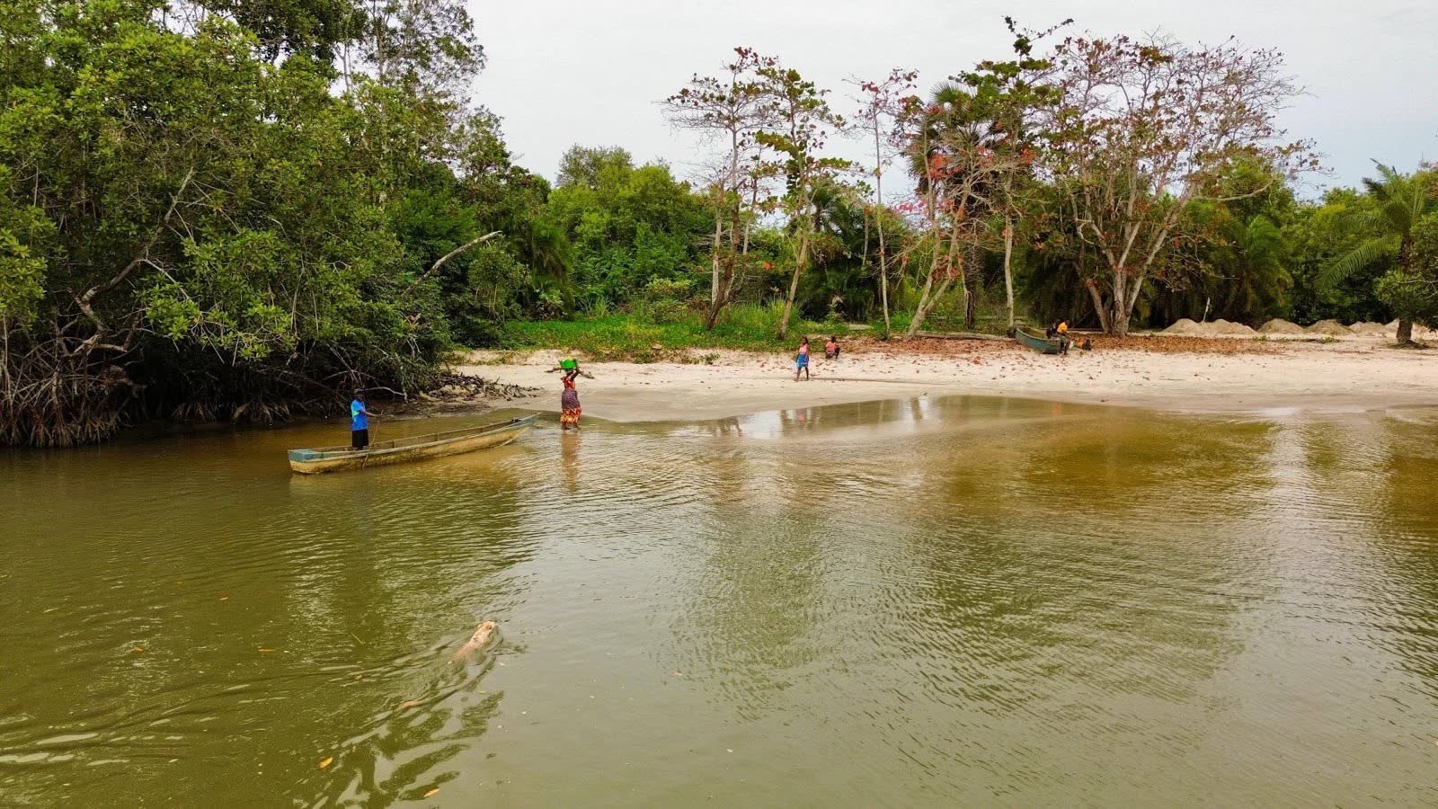 Canoa e vida ribeirinha