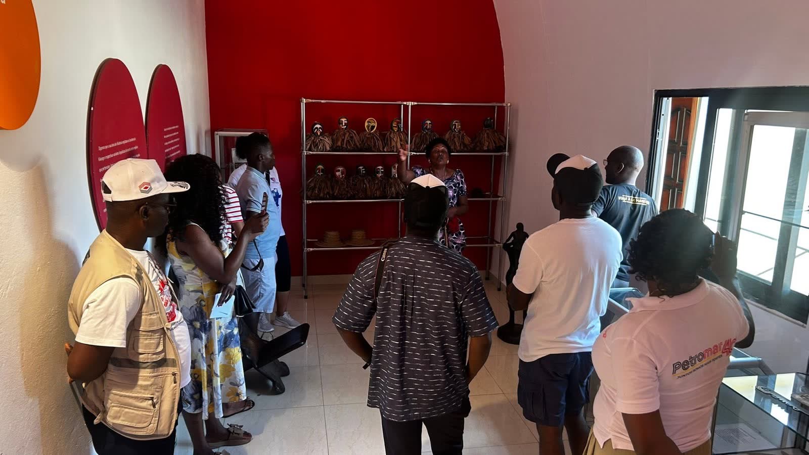 Visita guiada às máscaras tradicionais no museu