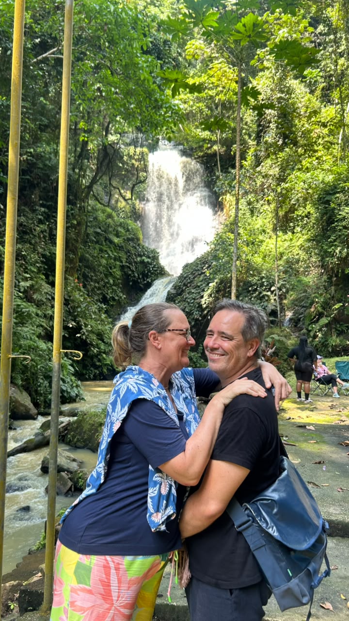 Casal feliz a descobrir Cabinda