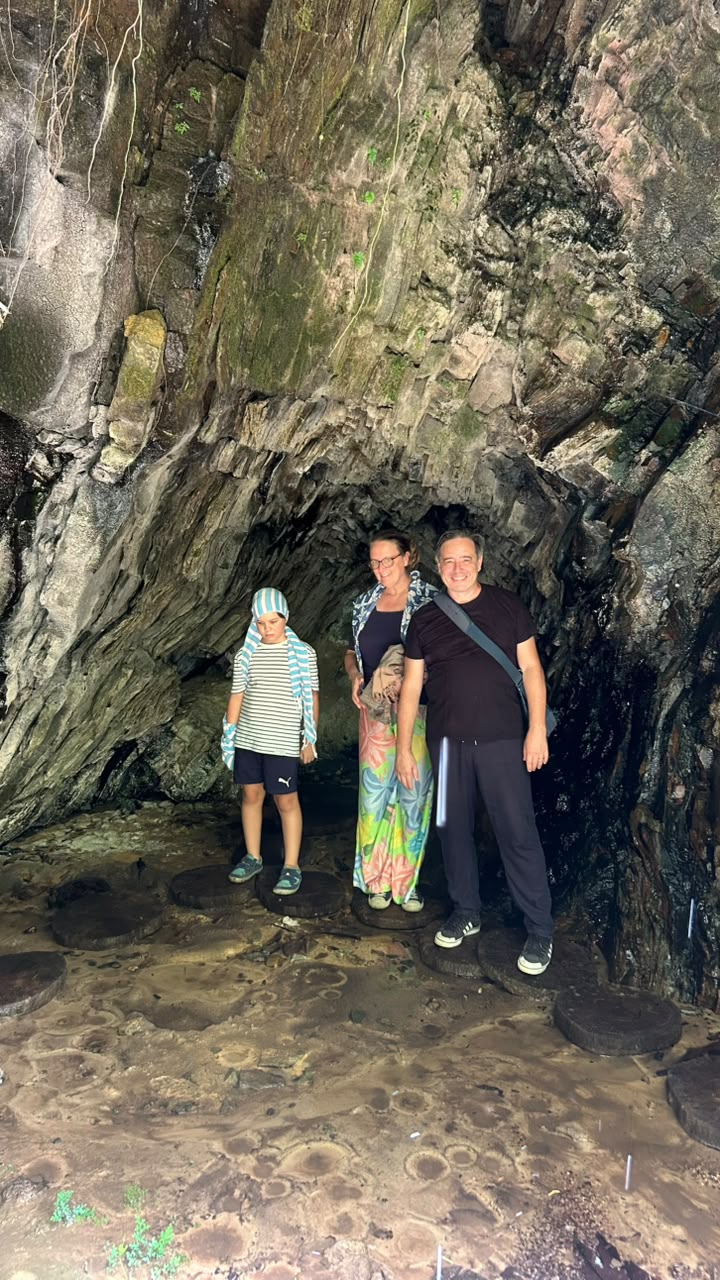 Família à entrada de uma gruta em Cabinda